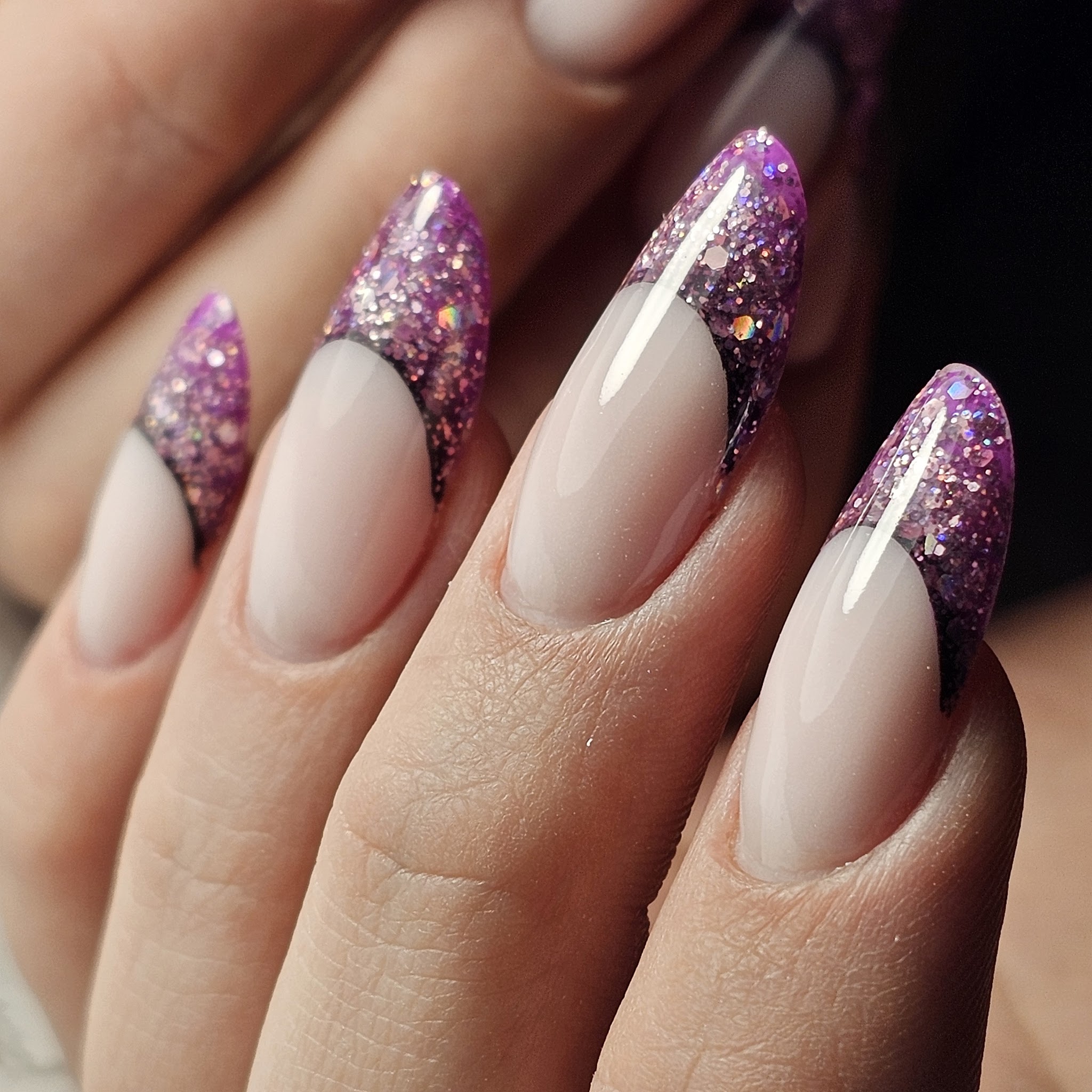 Lange amandelnagels met een paarse glitter-French