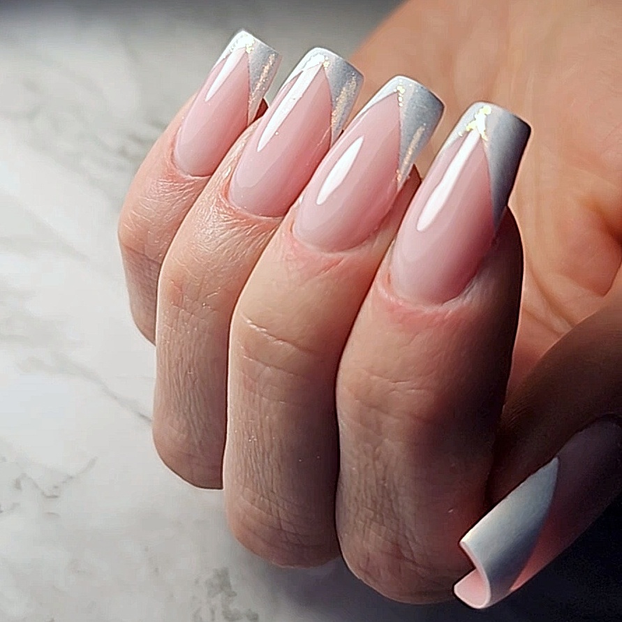 Lange nagels met een zilverwitte French in V-vorm